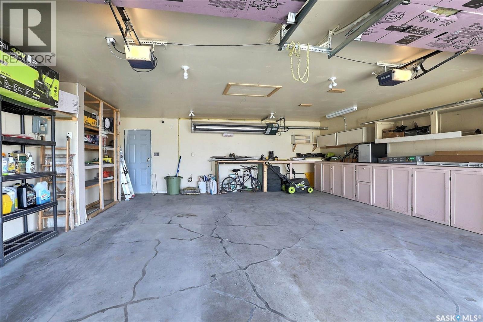 901 17Th Avenue E, Regina, SK - Indoor Photo Showing Garage