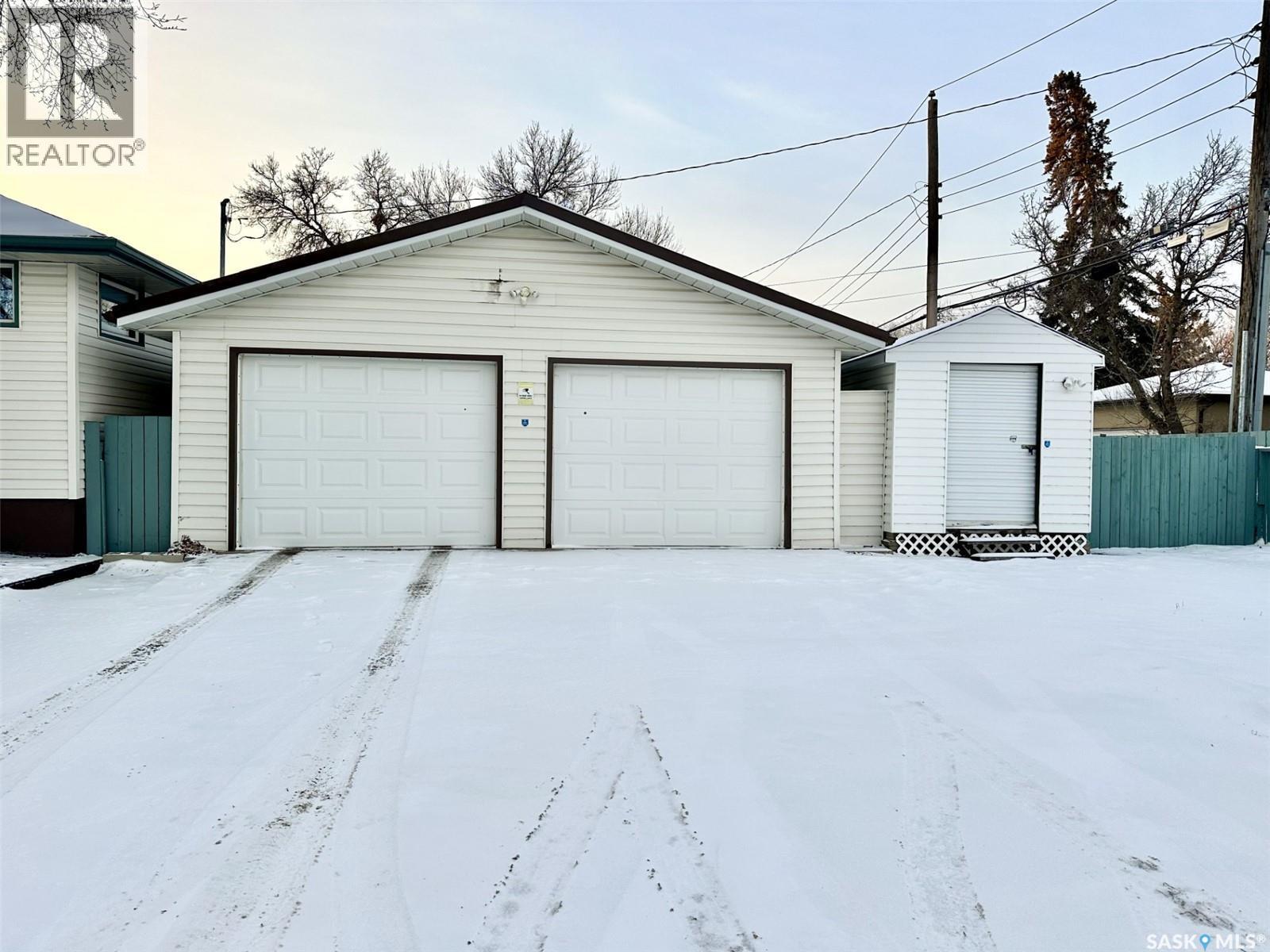 901 17Th Avenue E, Regina, SK - Outdoor With Exterior