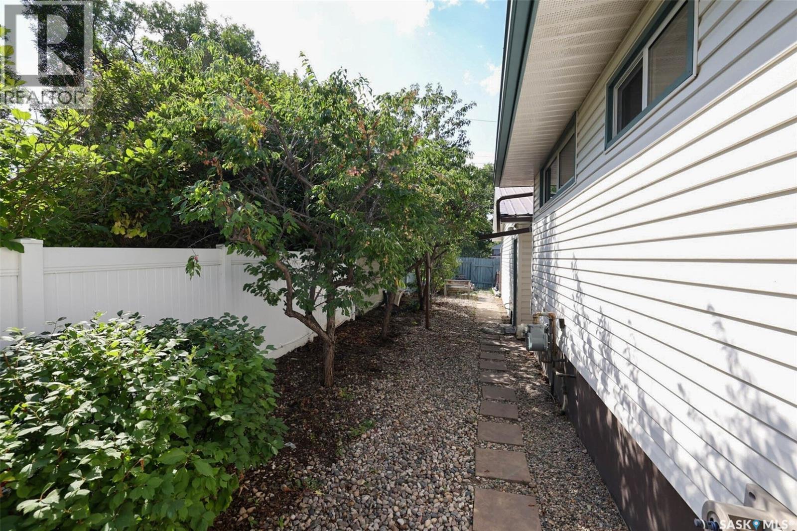 901 17Th Avenue E, Regina, SK - Outdoor