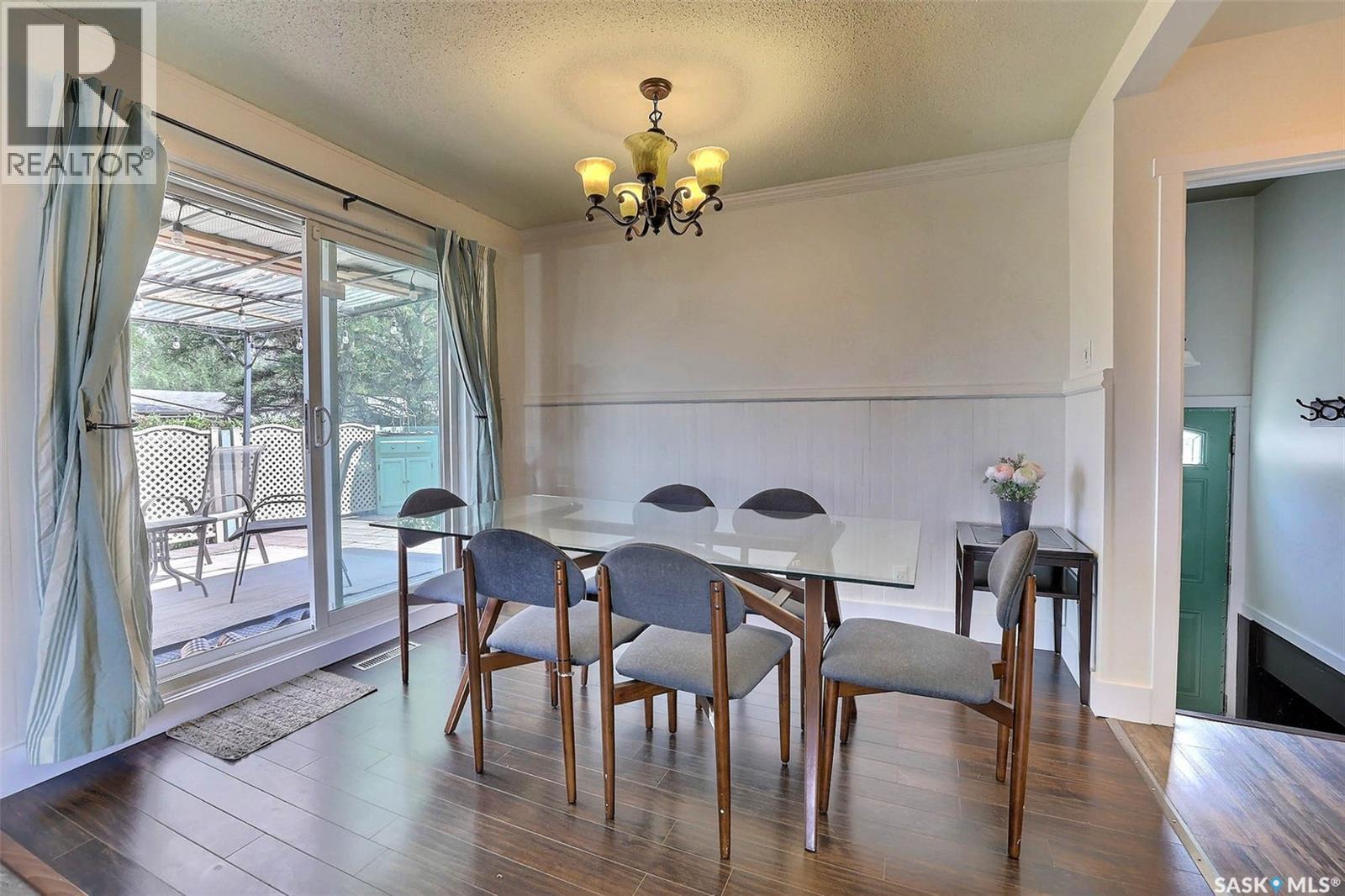 901 17Th Avenue E, Regina, SK - Indoor Photo Showing Dining Room