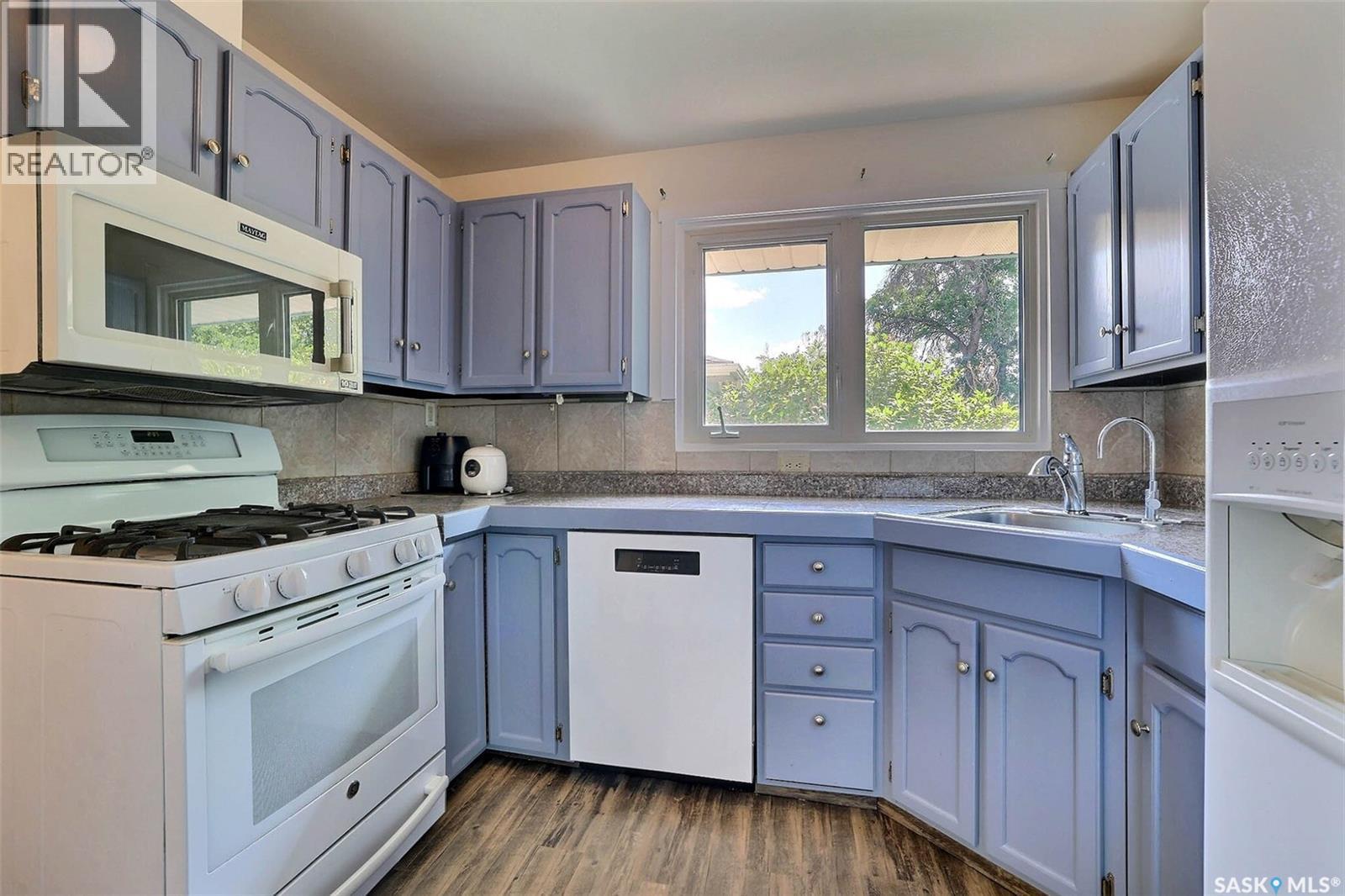 901 17Th Avenue E, Regina, SK - Indoor Photo Showing Kitchen