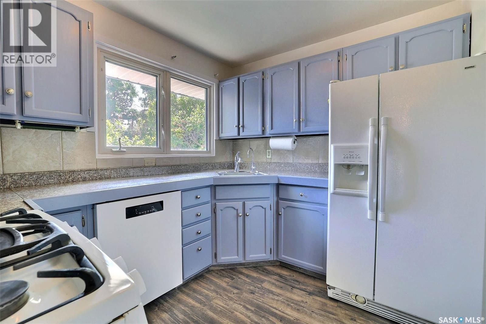 901 17Th Avenue E, Regina, SK - Indoor Photo Showing Kitchen