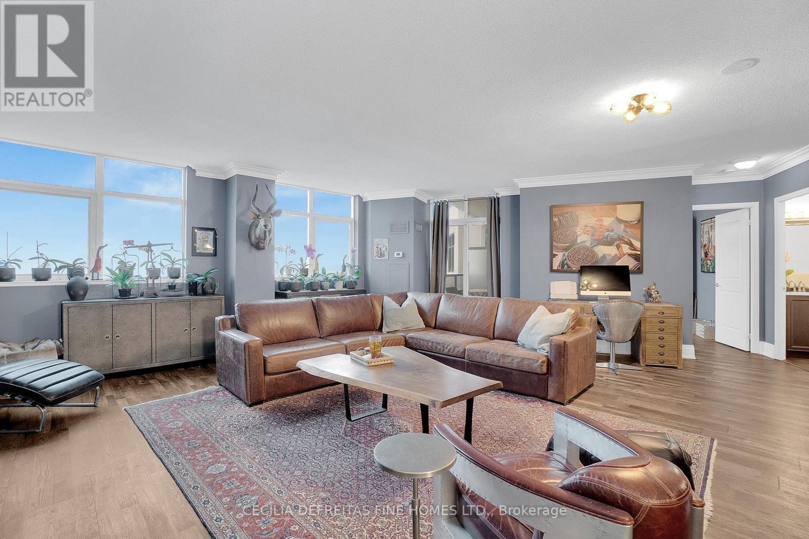 1616 - 9225 Jane Street, Vaughan, ON - Indoor Photo Showing Living Room
