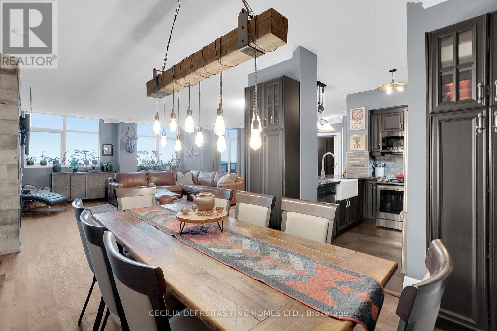 1616 - 9225 Jane Street, Vaughan, ON - Indoor Photo Showing Dining Room