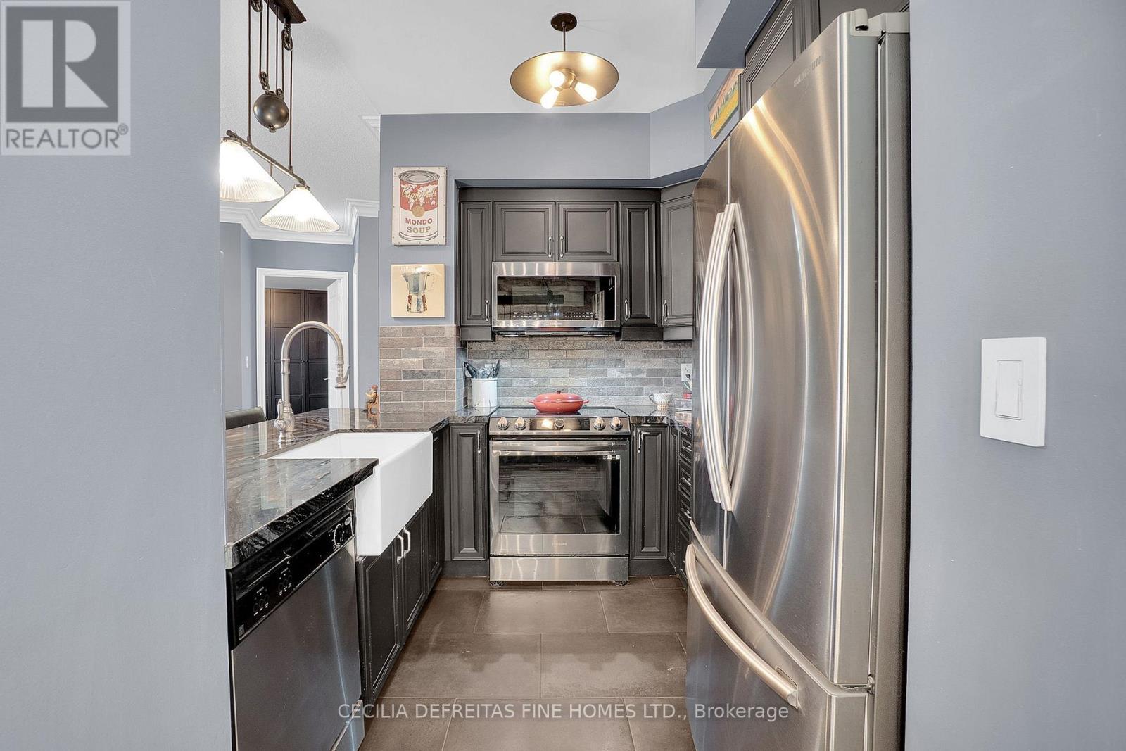 1616 - 9225 Jane Street, Vaughan, ON - Indoor Photo Showing Kitchen With Upgraded Kitchen