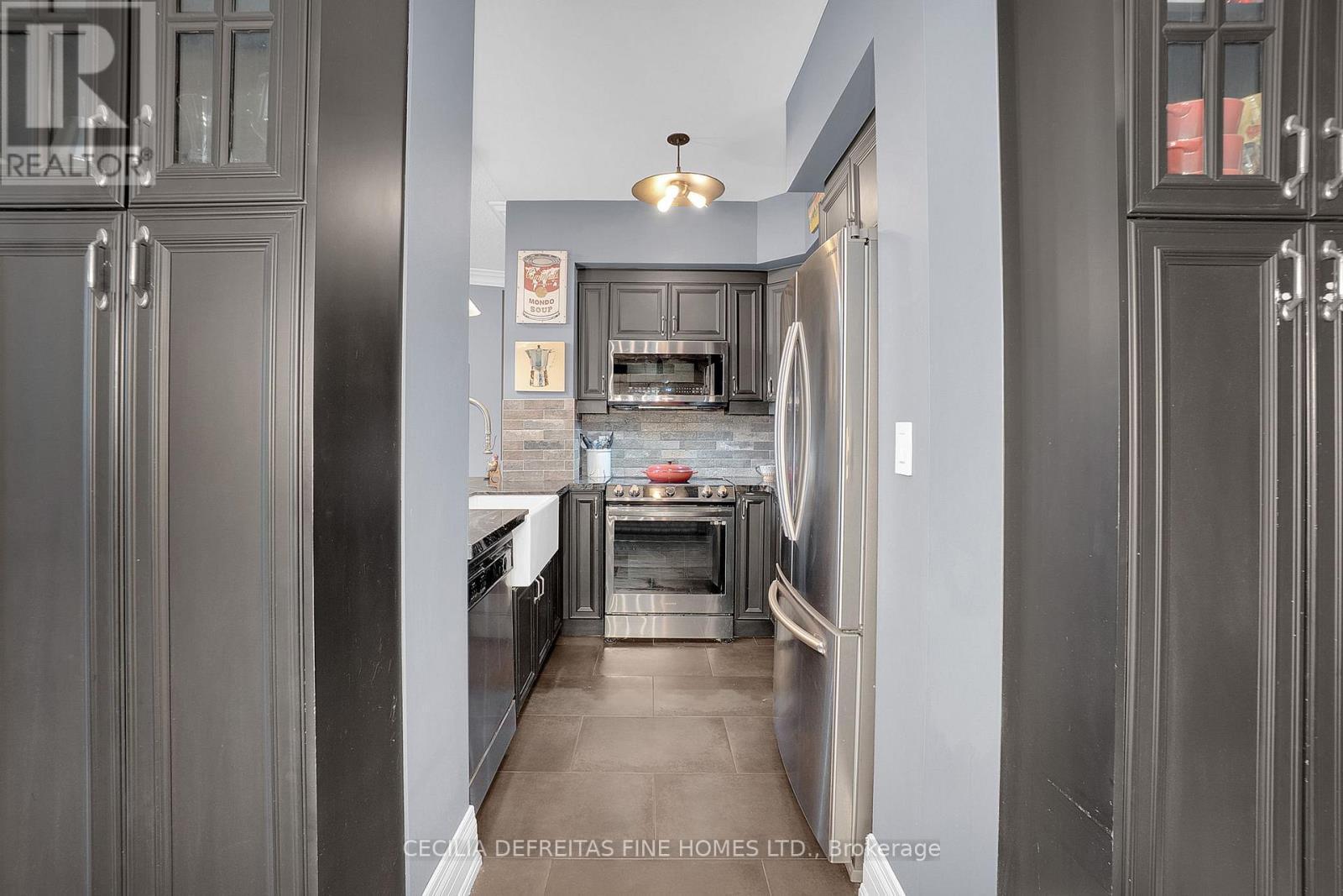 1616 - 9225 Jane Street, Vaughan, ON - Indoor Photo Showing Kitchen With Upgraded Kitchen