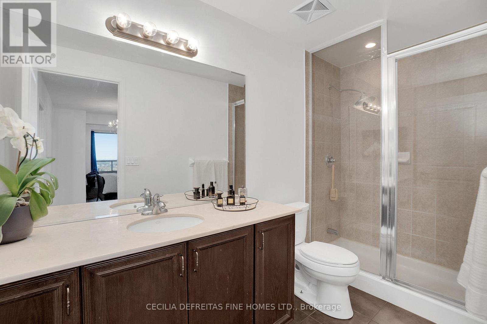 1616 - 9225 Jane Street, Vaughan, ON - Indoor Photo Showing Bathroom