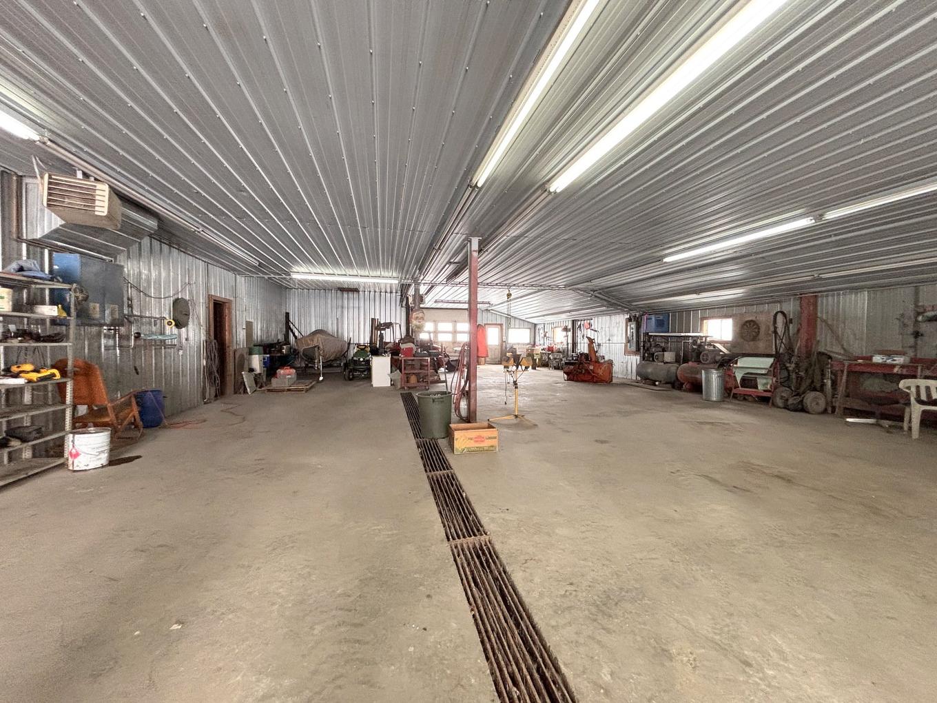 Garage - 2436 13E Rang, Orford, QC - Indoor Photo Showing Garage