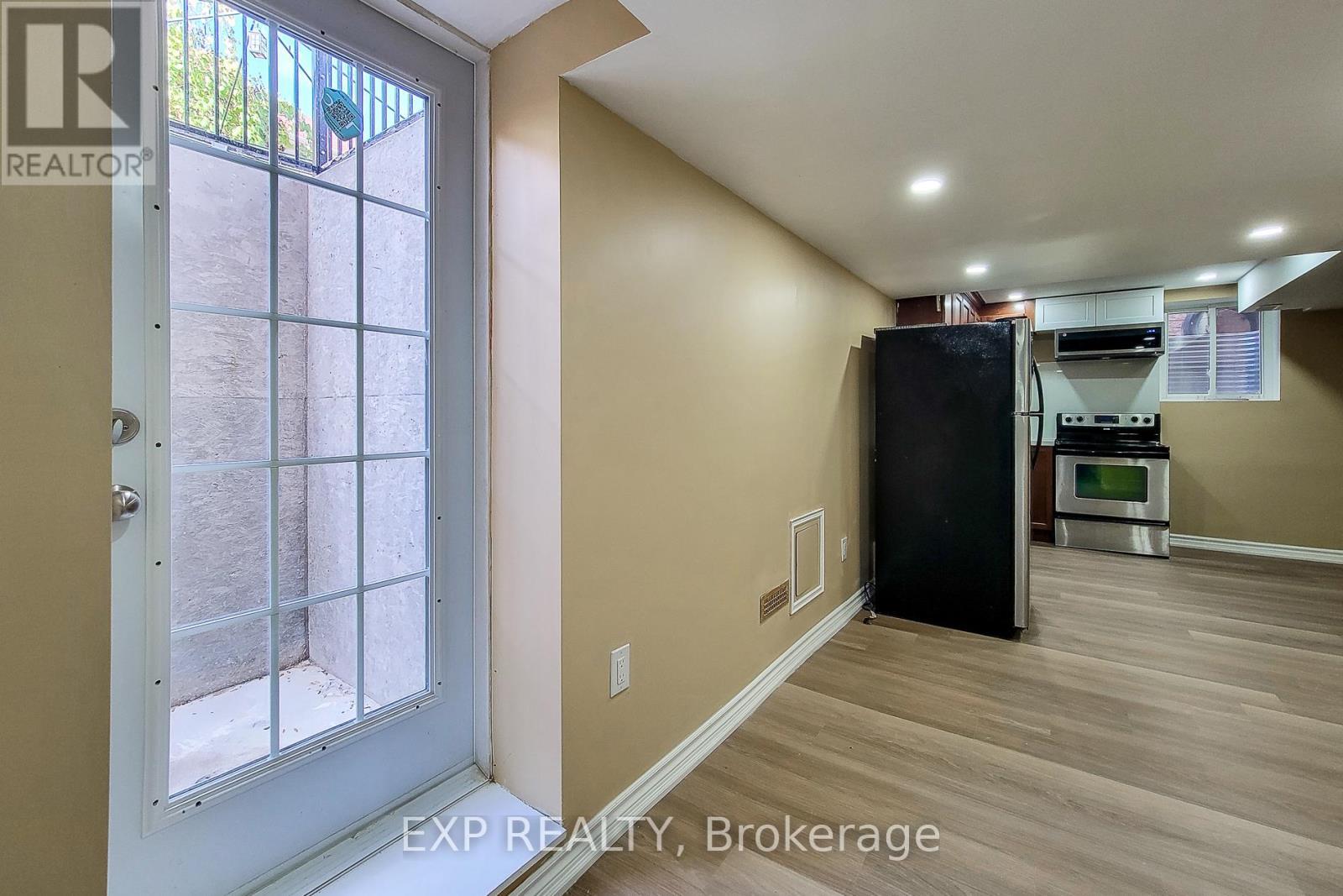 Bsmnt - 14 White Road, Brampton, ON - Indoor Photo Showing Other Room