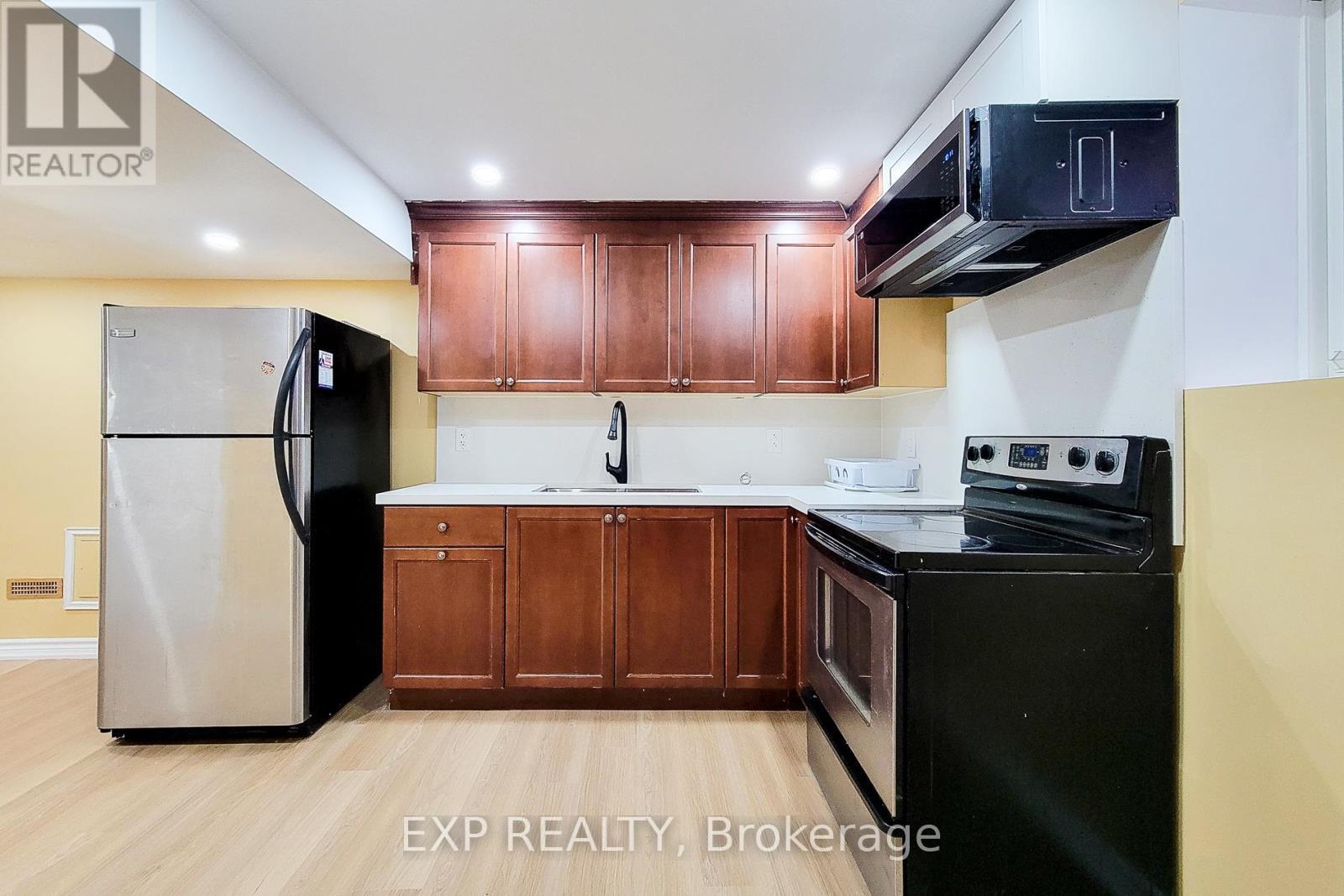 Bsmnt - 14 White Road, Brampton, ON - Indoor Photo Showing Kitchen