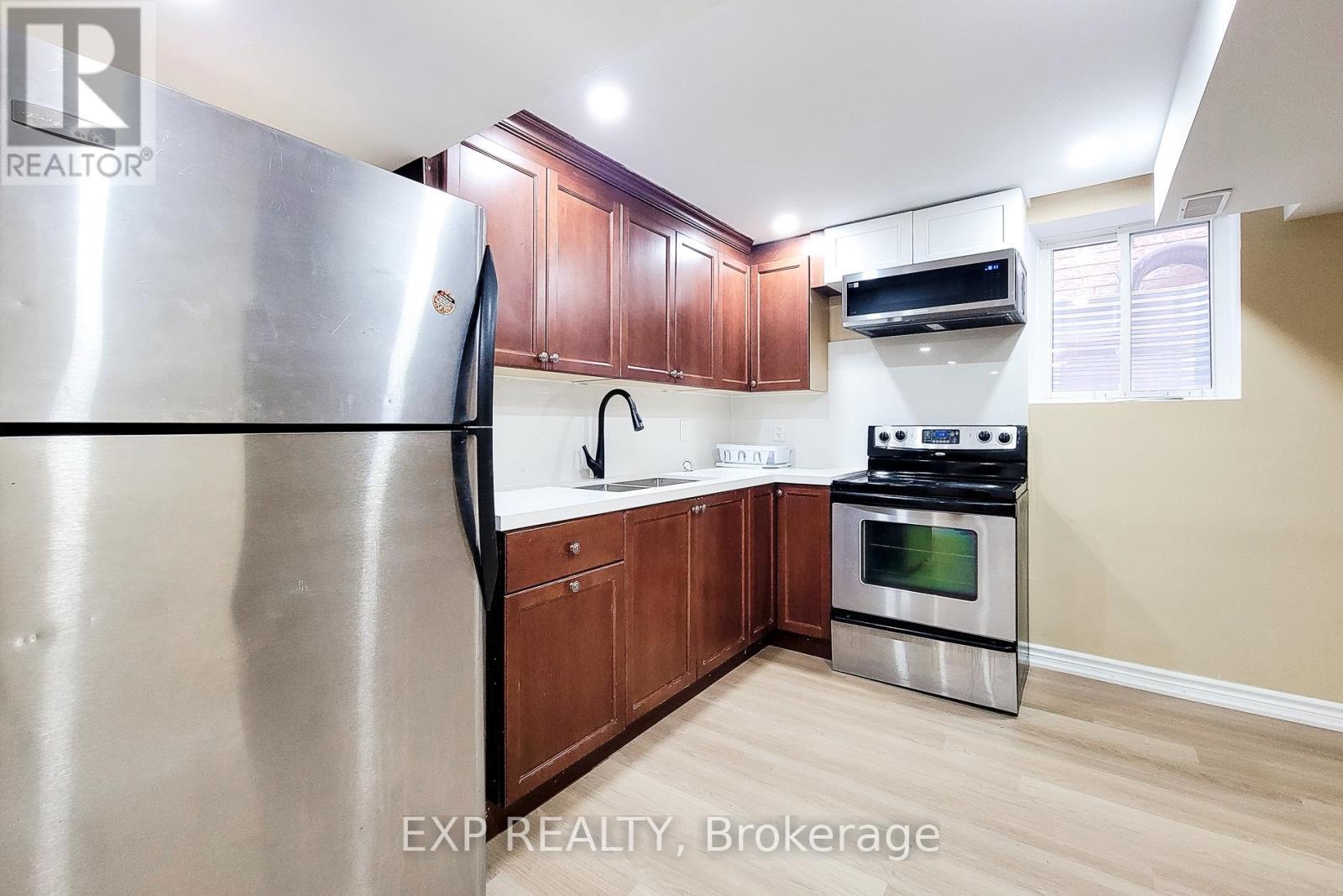 Bsmnt - 14 White Road, Brampton, ON - Indoor Photo Showing Kitchen