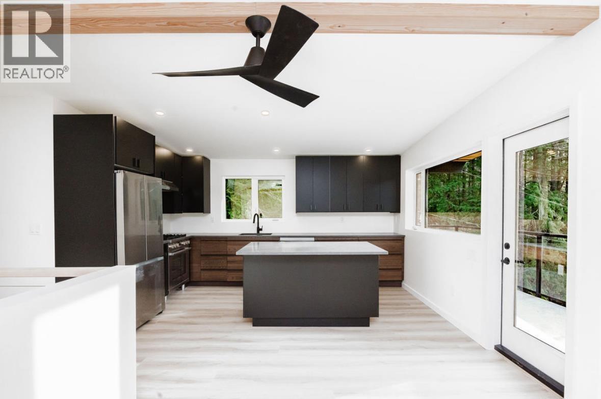 6960 Sunshine Coast Highway, Sechelt, BC - Indoor Photo Showing Kitchen