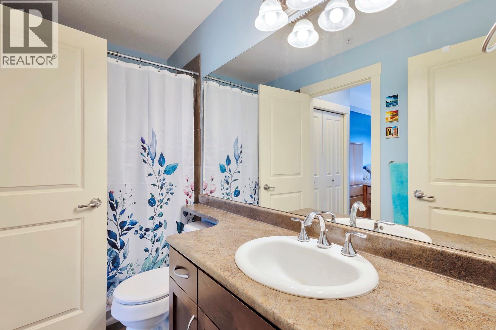 Full bathroom with access from bedroom & main hallway - 3533 Carrington Road Unit# 211, Westbank, BC - Indoor Photo Showing Bathroom