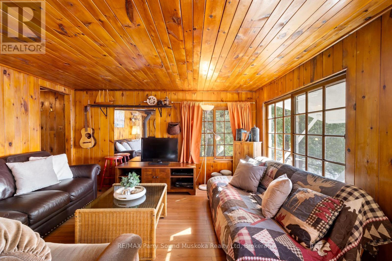 764 East Bear Lake Road, Mcmurrich/Monteith (Bear Lake), ON - Indoor Photo Showing Living Room