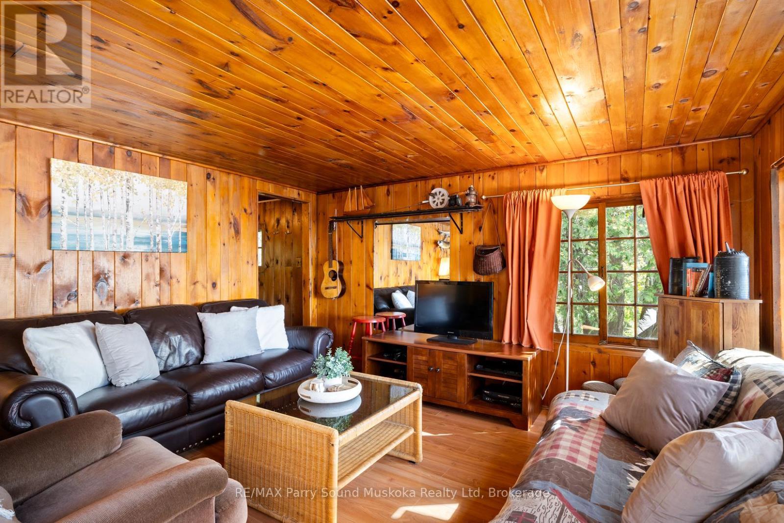 764 East Bear Lake Road, Mcmurrich/Monteith (Bear Lake), ON - Indoor Photo Showing Living Room