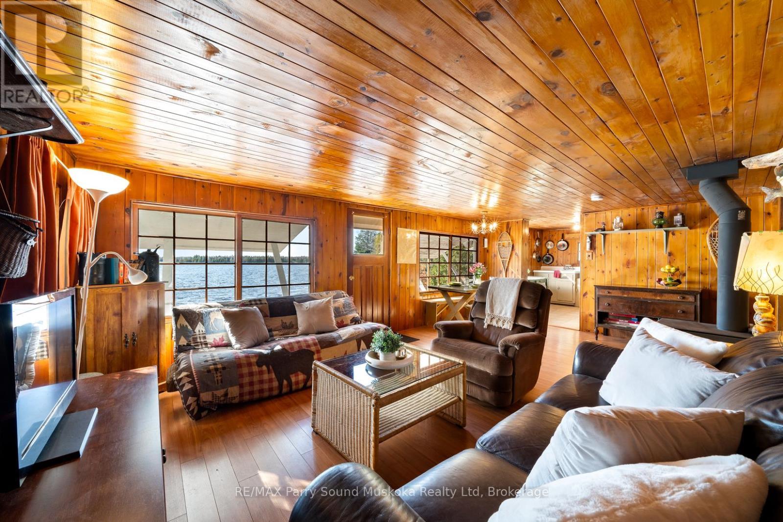 764 East Bear Lake Road, Mcmurrich/Monteith (Bear Lake), ON - Indoor Photo Showing Living Room