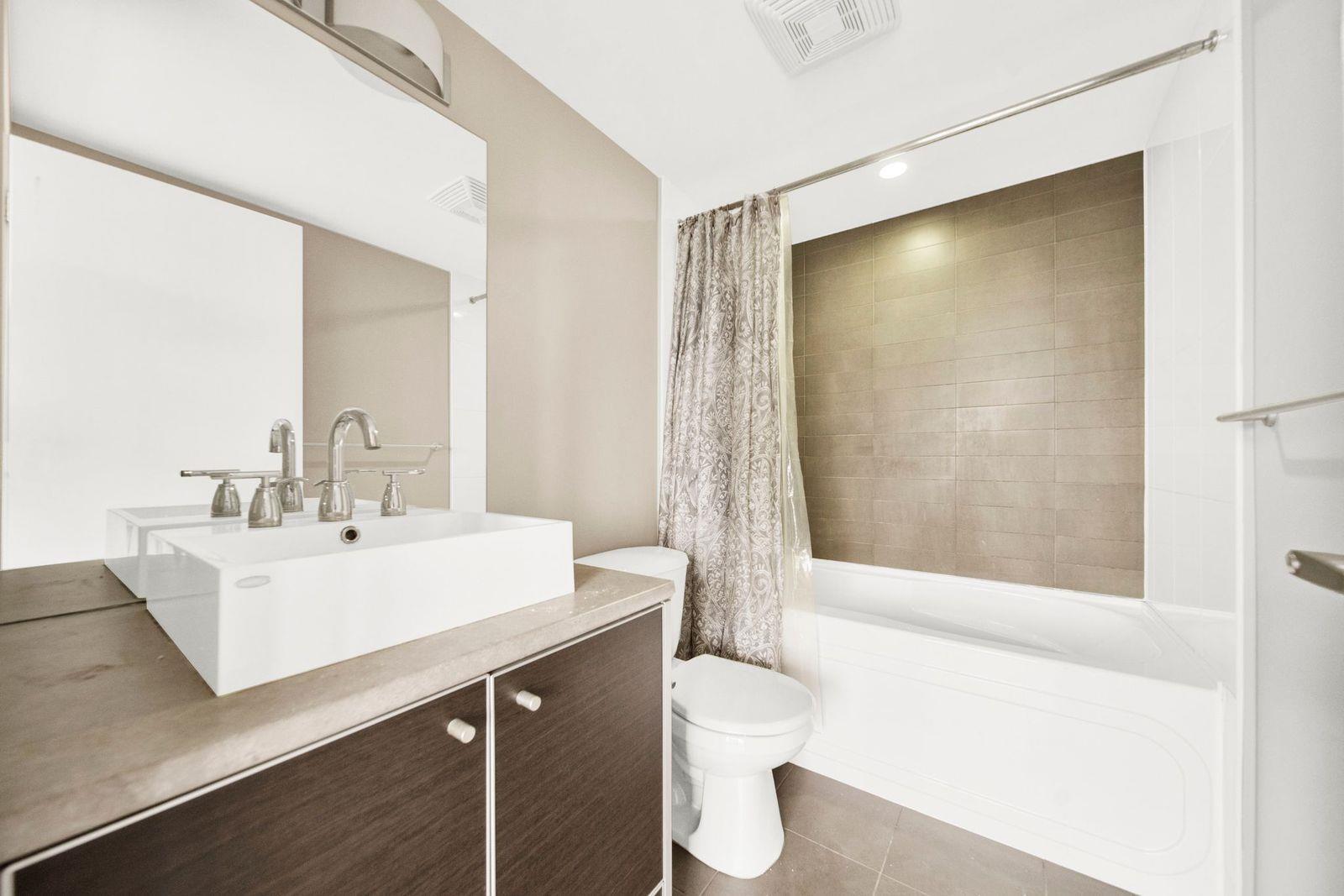 2107 9981 Whalley Boulevard, Surrey, BC - Indoor Photo Showing Bathroom