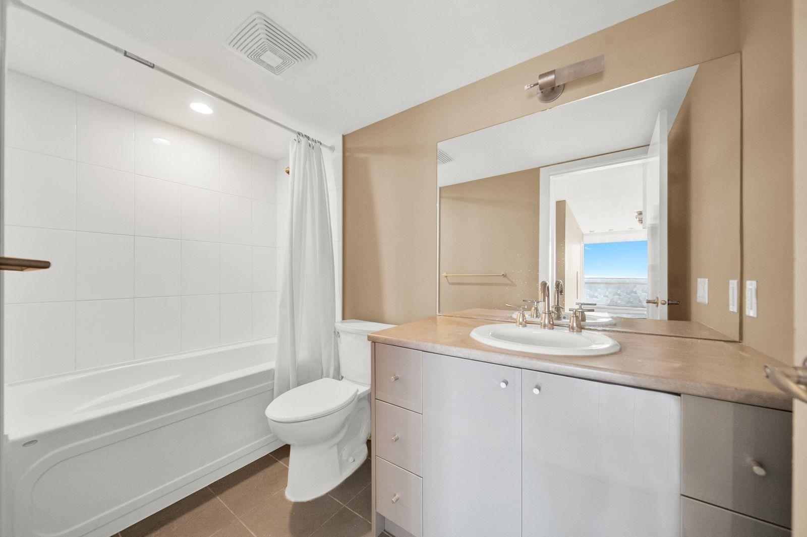 2107 9981 Whalley Boulevard, Surrey, BC - Indoor Photo Showing Bathroom