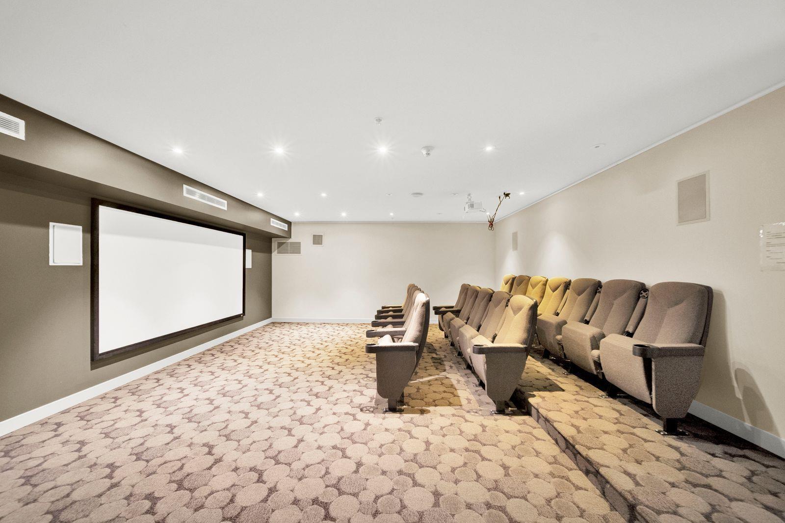 2107 9981 Whalley Boulevard, Surrey, BC - Indoor Photo Showing Other Room