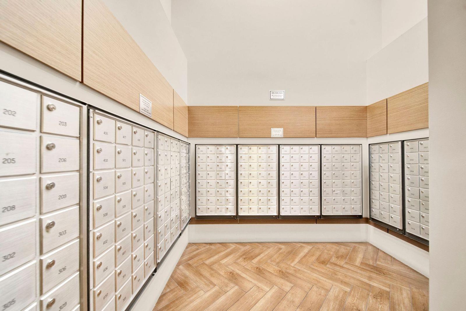 2107 9981 Whalley Boulevard, Surrey, BC - Indoor Photo Showing Other Room