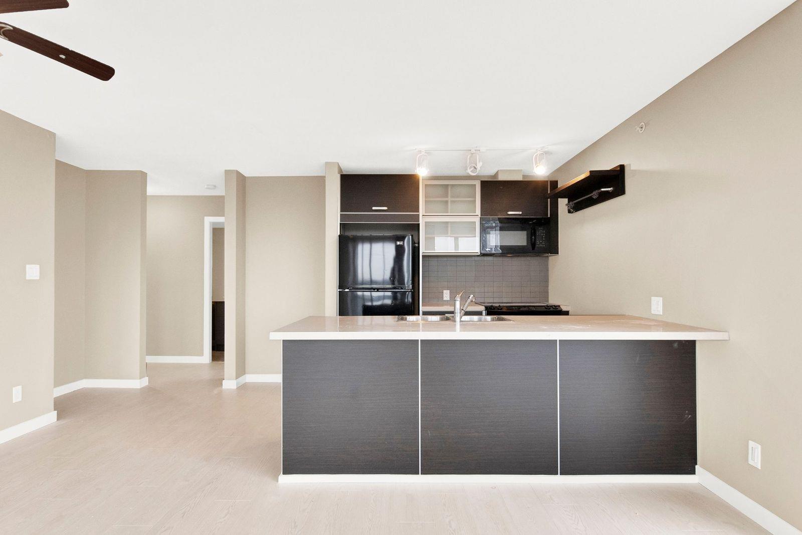 2107 9981 Whalley Boulevard, Surrey, BC - Indoor Photo Showing Kitchen