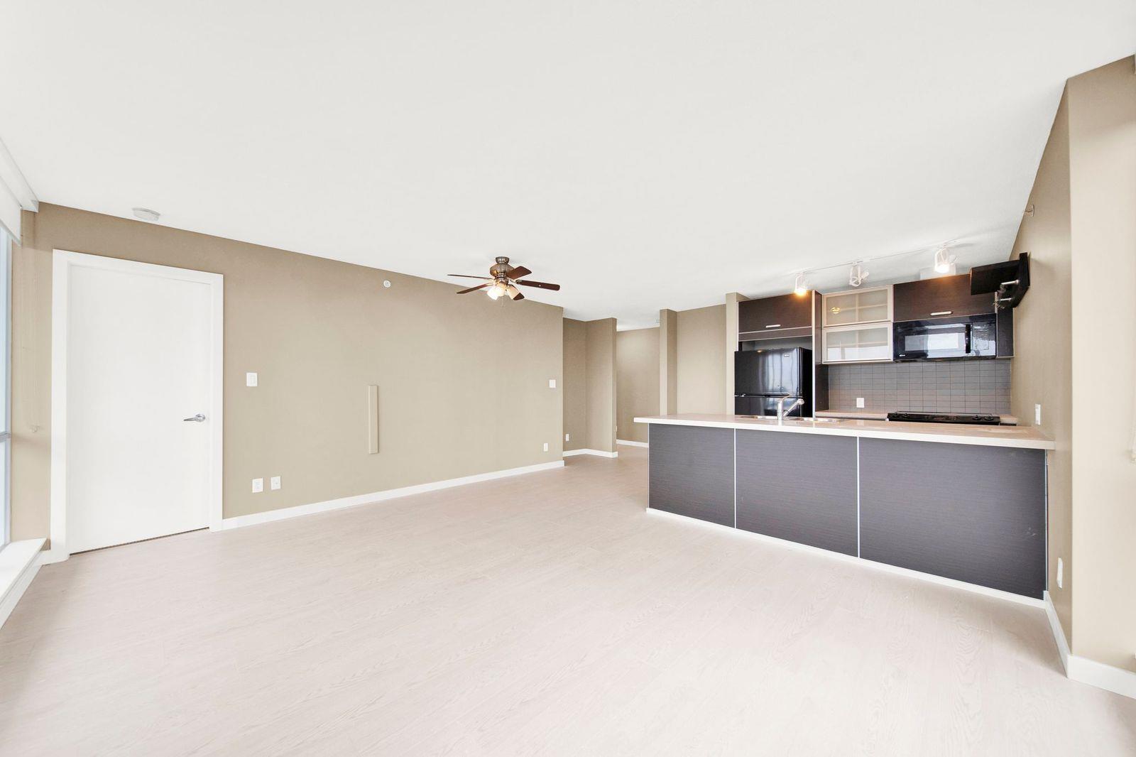 2107 9981 Whalley Boulevard, Surrey, BC - Indoor Photo Showing Kitchen