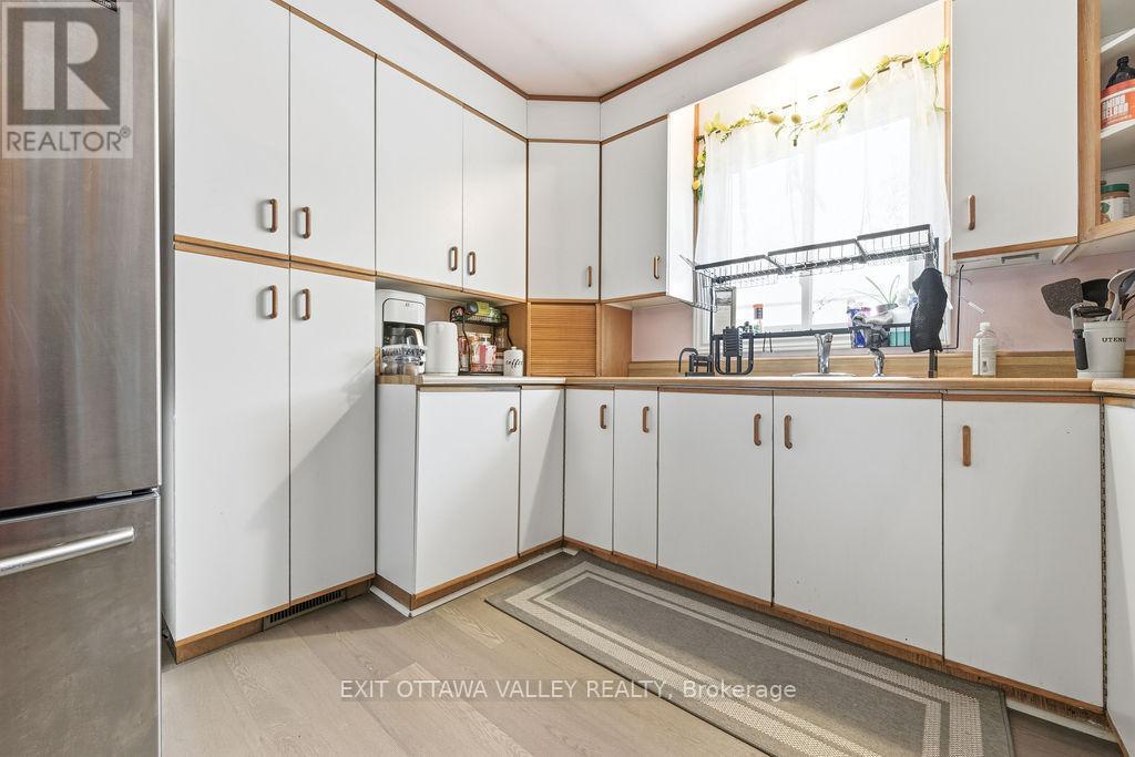 765 River Road, Pembroke, ON - Indoor Photo Showing Kitchen