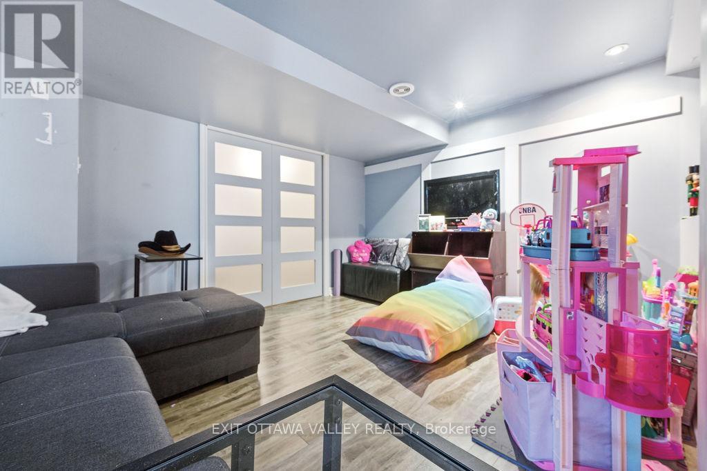 765 River Road, Pembroke, ON - Indoor Photo Showing Living Room