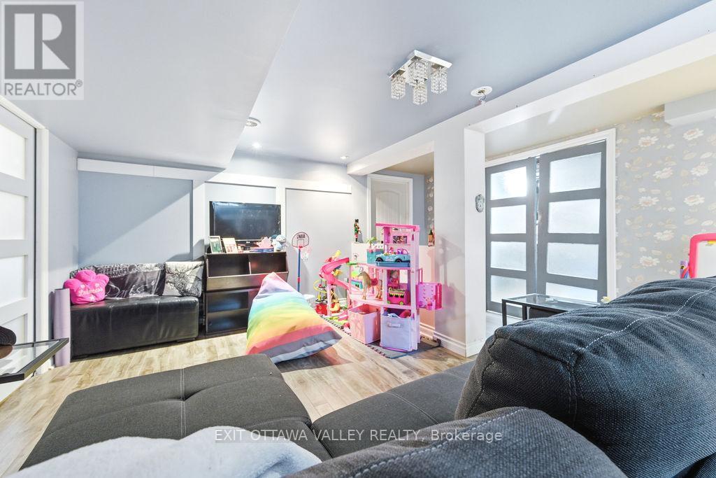765 River Road, Pembroke, ON - Indoor Photo Showing Bedroom