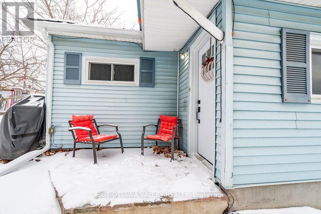 765 River Road, Pembroke, ON - Outdoor With Exterior