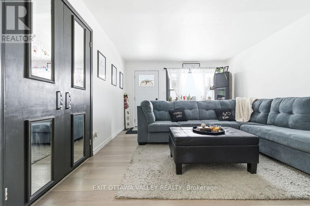 765 River Road, Pembroke, ON - Indoor Photo Showing Living Room