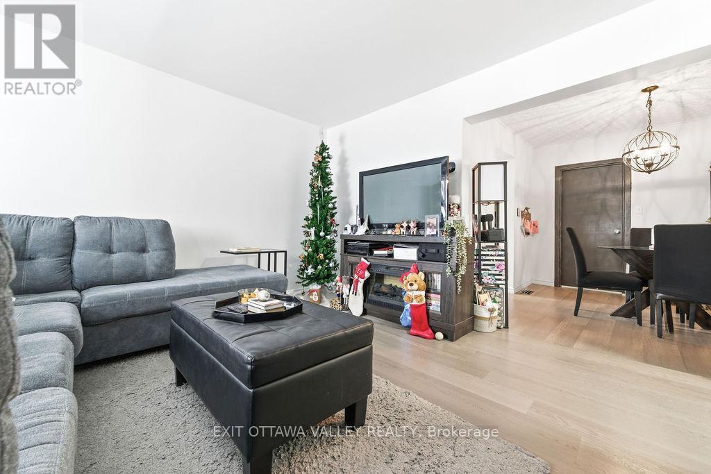 765 River Road, Pembroke, ON - Indoor Photo Showing Living Room