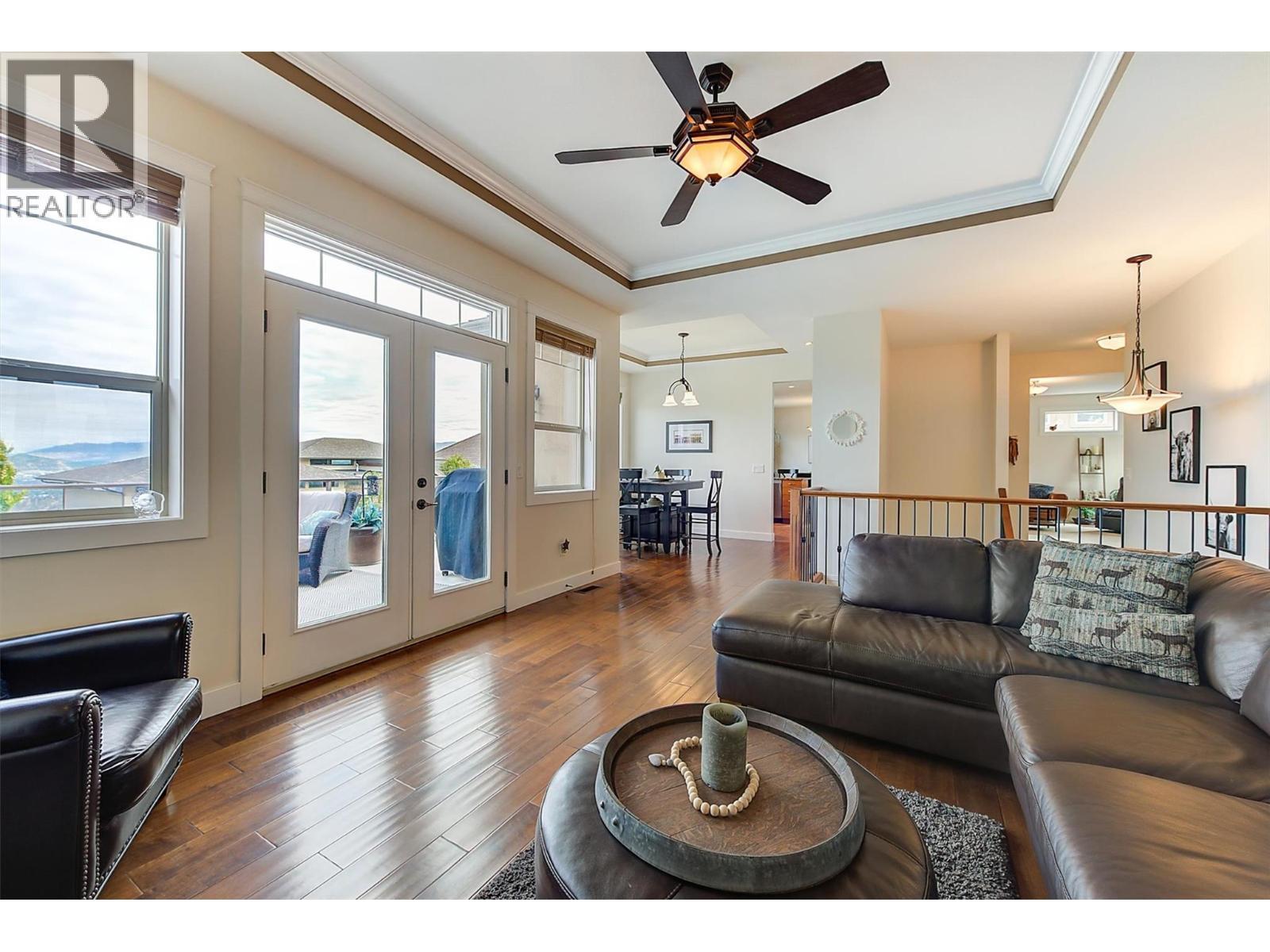 737 Kuipers Crescent, Kelowna, BC - Indoor Photo Showing Living Room