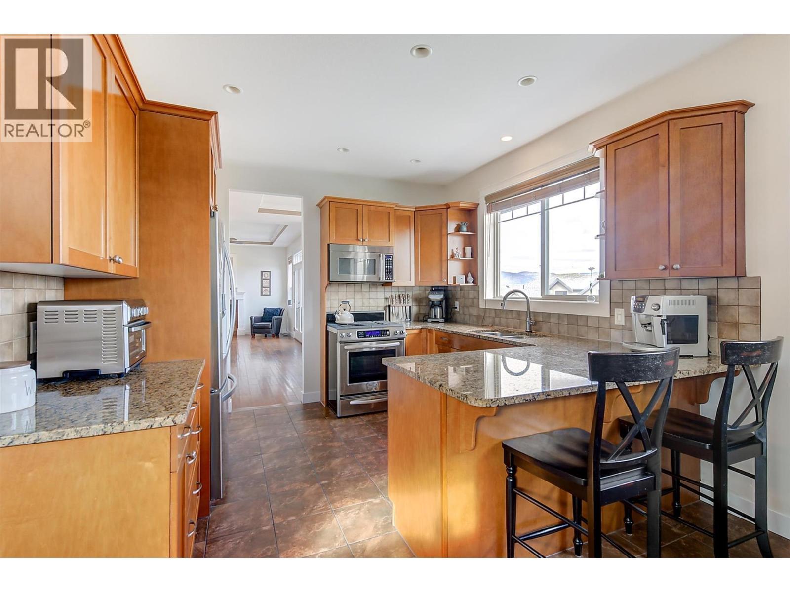 737 Kuipers Crescent, Kelowna, BC - Indoor Photo Showing Kitchen