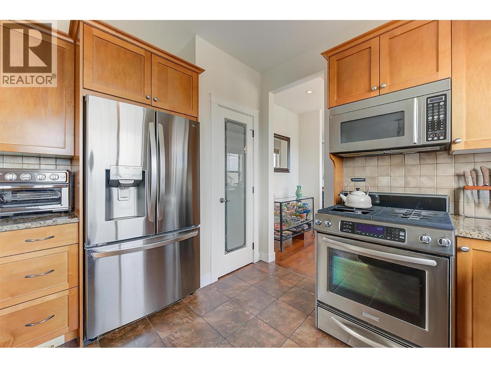 737 Kuipers Crescent, Kelowna, BC - Indoor Photo Showing Kitchen