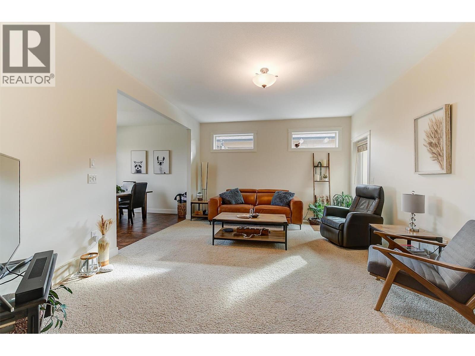 737 Kuipers Crescent, Kelowna, BC - Indoor Photo Showing Living Room