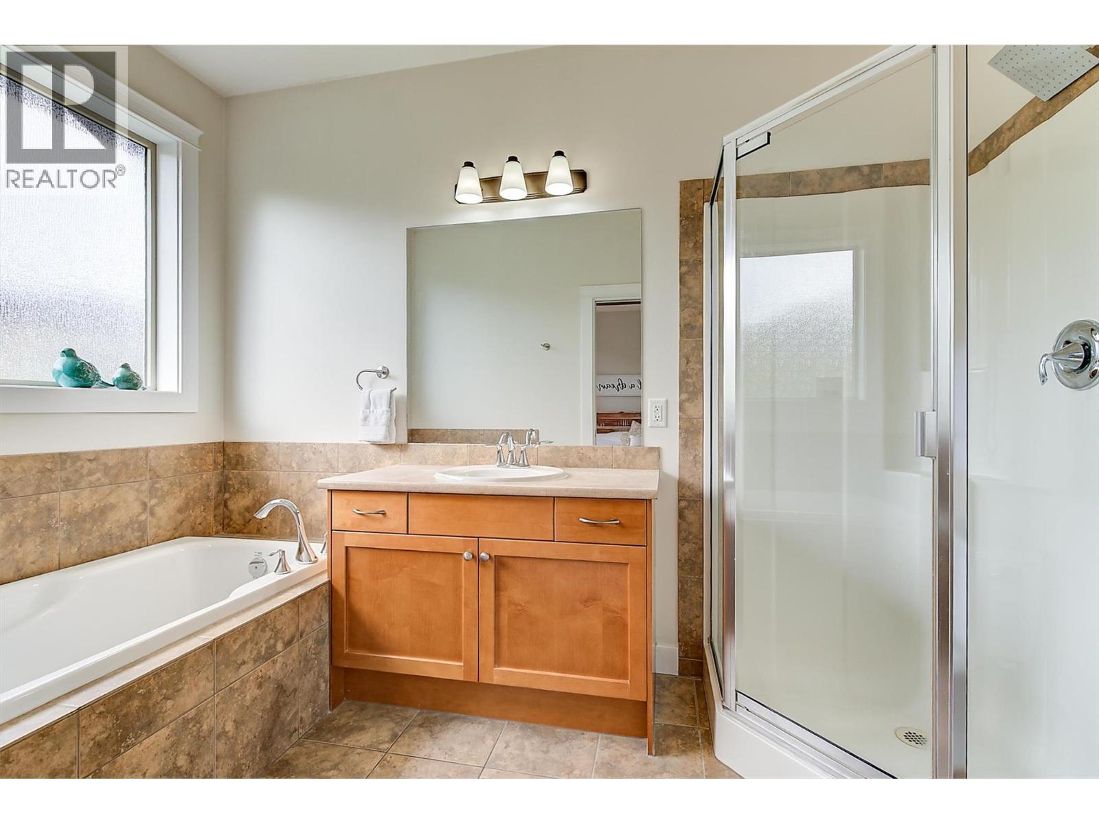 737 Kuipers Crescent, Kelowna, BC - Indoor Photo Showing Bathroom