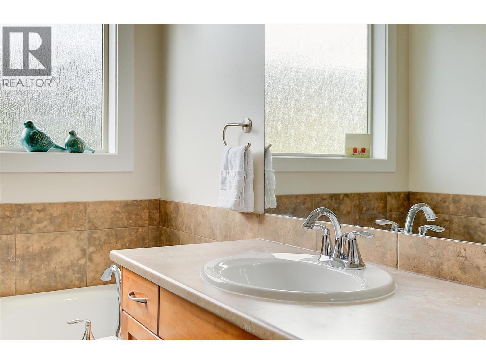 737 Kuipers Crescent, Kelowna, BC - Indoor Photo Showing Bathroom