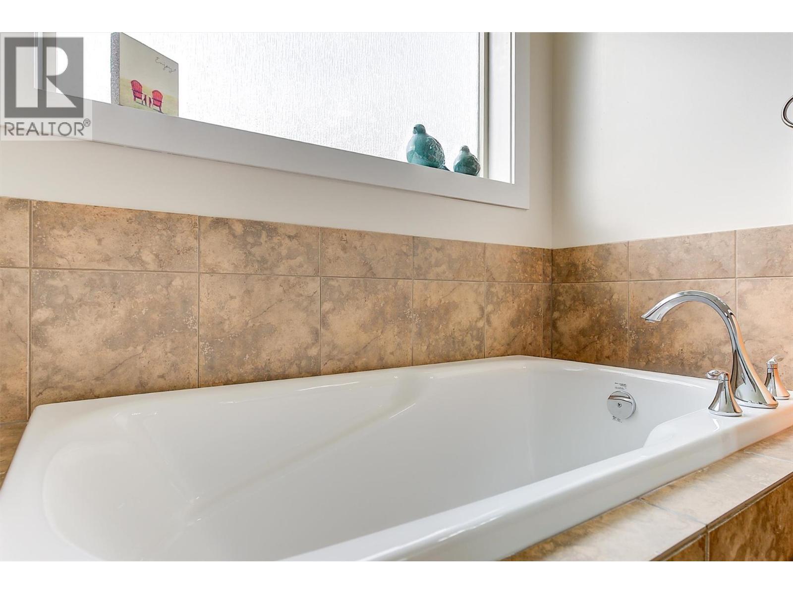 737 Kuipers Crescent, Kelowna, BC - Indoor Photo Showing Bathroom