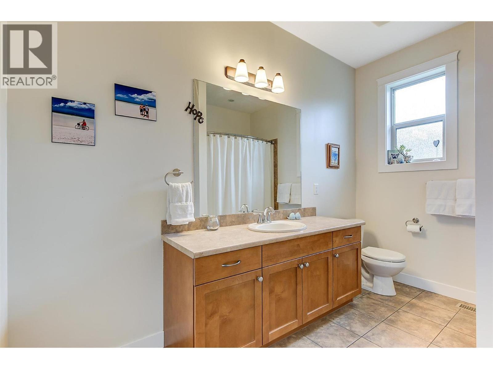 737 Kuipers Crescent, Kelowna, BC - Indoor Photo Showing Bathroom