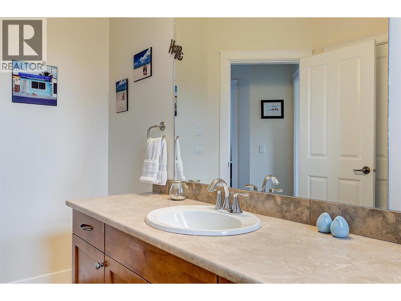 737 Kuipers Crescent, Kelowna, BC - Indoor Photo Showing Bathroom