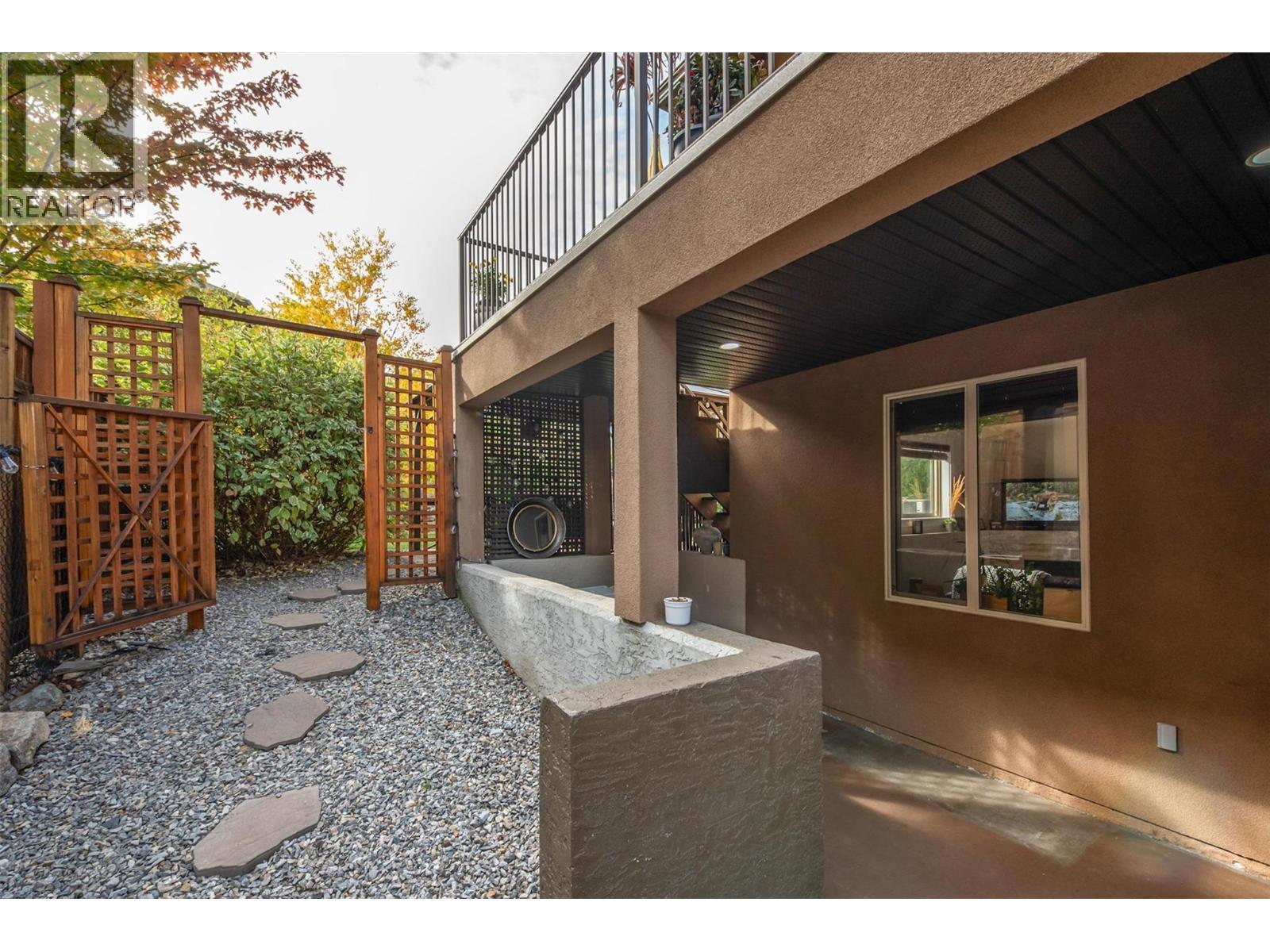 737 Kuipers Crescent, Kelowna, BC - Outdoor With Exterior