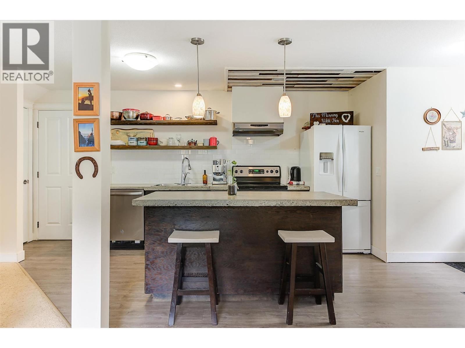 737 Kuipers Crescent, Kelowna, BC - Indoor Photo Showing Kitchen