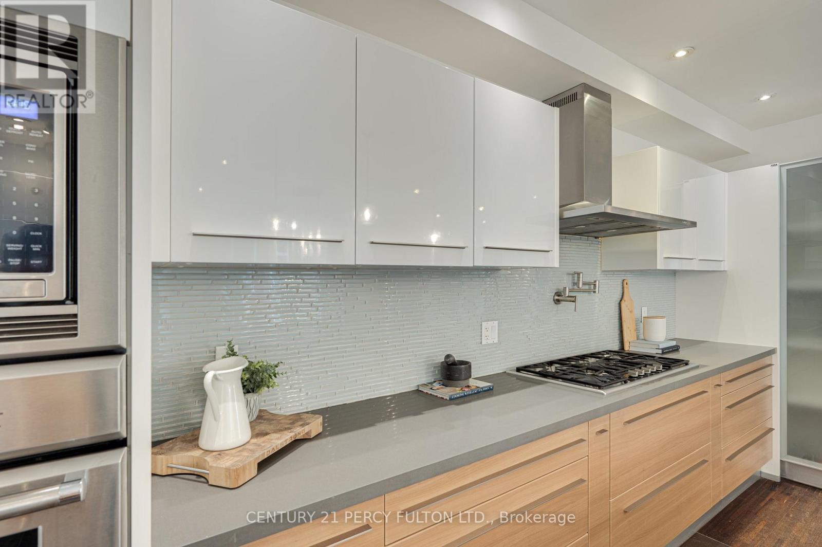 22 Columbine Avenue, Toronto, ON - Indoor Photo Showing Kitchen With Upgraded Kitchen