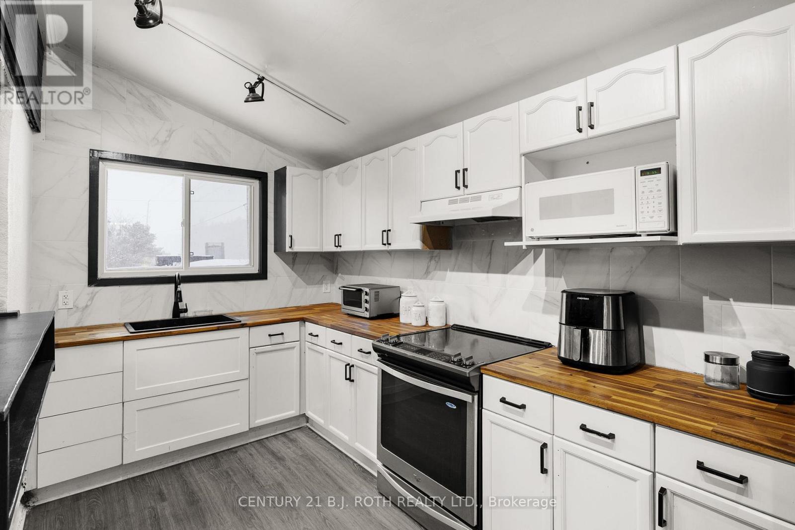 Office - 1285 Bayfield Street N, Springwater, ON