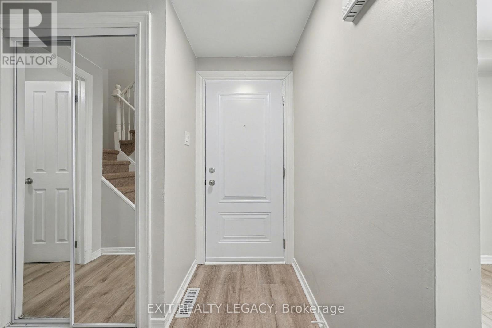 Hallway - 72 Ferguson Drive, Barrie, ON