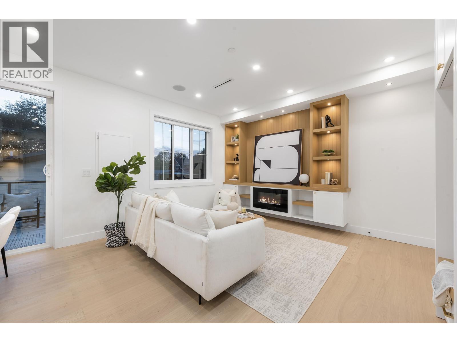 2 4855 Dumfries Street, Vancouver, BC