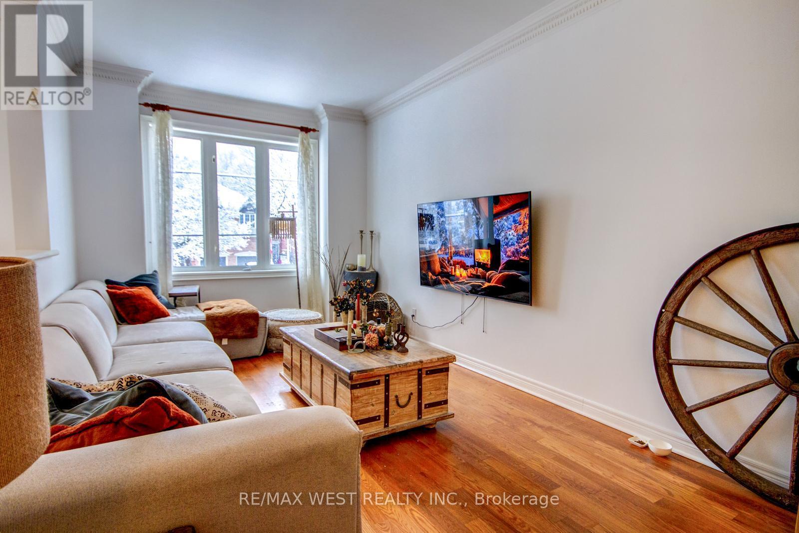 104A Benson Avenue, Richmond Hill, ON - Indoor Photo Showing Living Room
