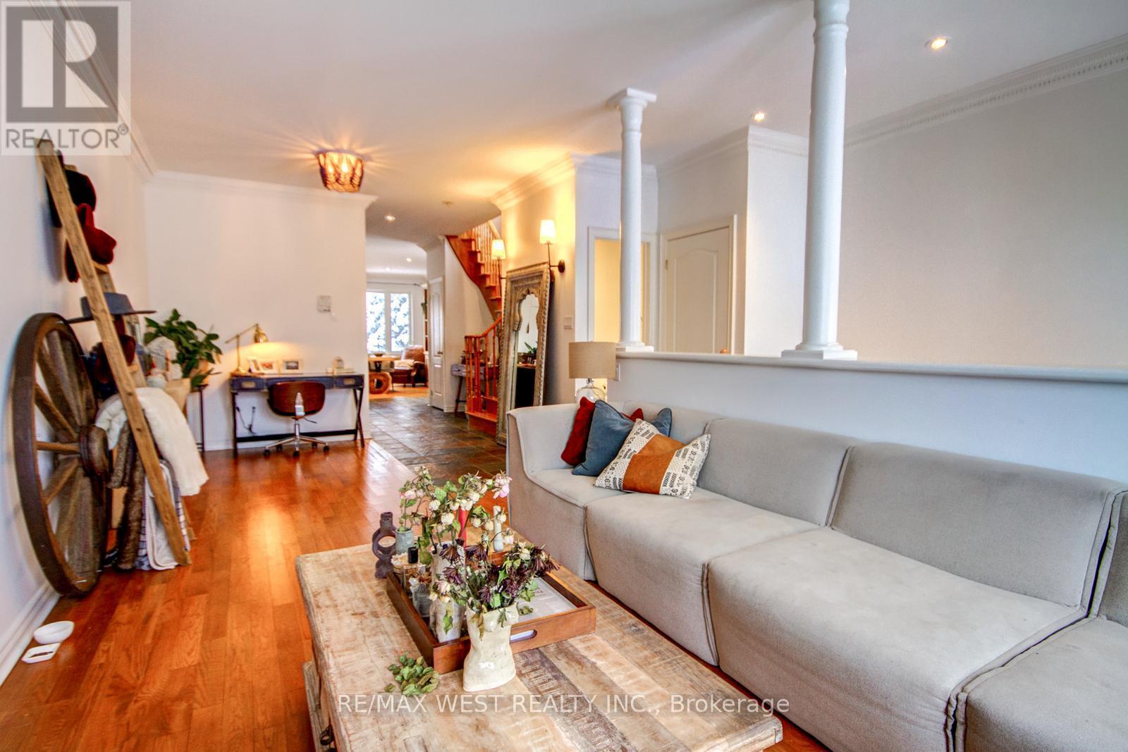 104A Benson Avenue, Richmond Hill, ON - Indoor Photo Showing Living Room