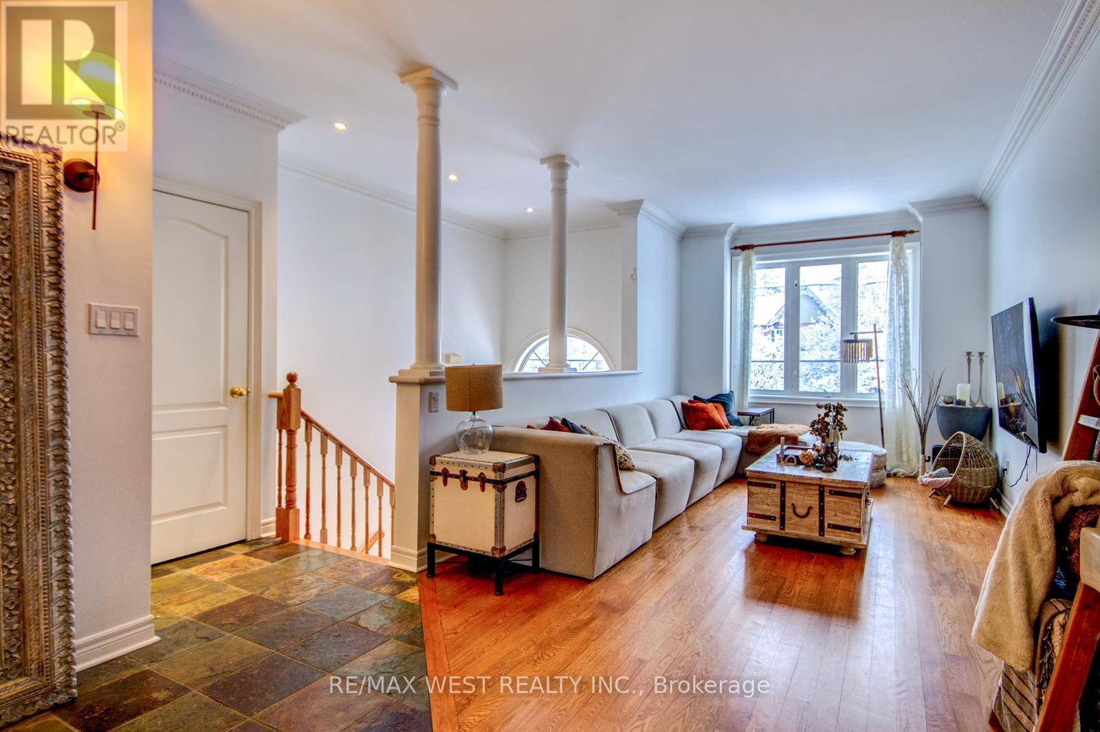 104A Benson Avenue, Richmond Hill, ON - Indoor Photo Showing Living Room